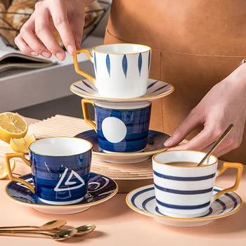 Japane stiliaus kūrybinė asmenybė kavos puodelis ir lėkštelė set home šaukštas arbatos keramikos anglų gėlių teacup mažas prabangūs pora puodelis