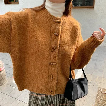 Moterų Minkštas 2022 naujas vientisos spalvos megztinis prarasti apvalios kaklo megzti megztinis kailis moterų dizaino medinių ragų sagtis storas megztinis